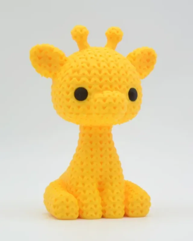 Girafe imprimée en 3D à la texture tricot, jaune